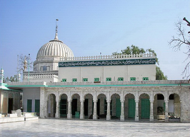 قبلۂ عالم حضرت خواجہ نور محمد مہاروی کا مزار مبارک ۱
