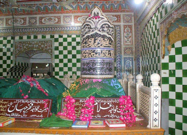 حضرت خواجہ غلام فرید کا مزار مبارک ۳