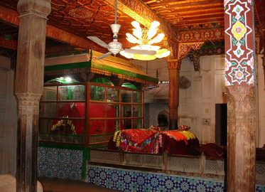 حضرت سید احمد کبیر سہروردی بن جلال الدین سرخ پوش بخاری کا مزار مبارک ۲