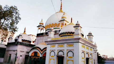 حضرت شاہ نور حموی کے مزار کا بیرونی منظر 